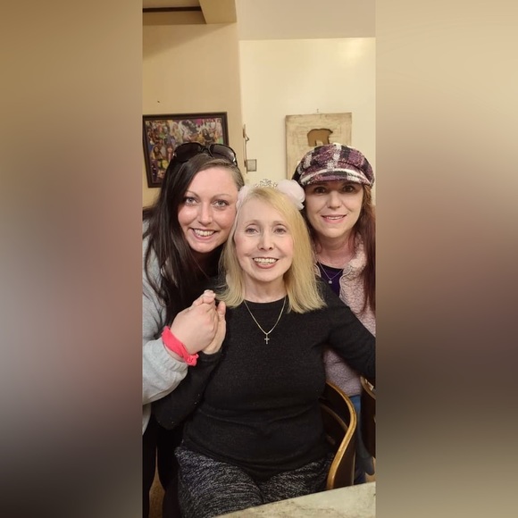 Meet your Posher, Robin - Picture 2 of 5